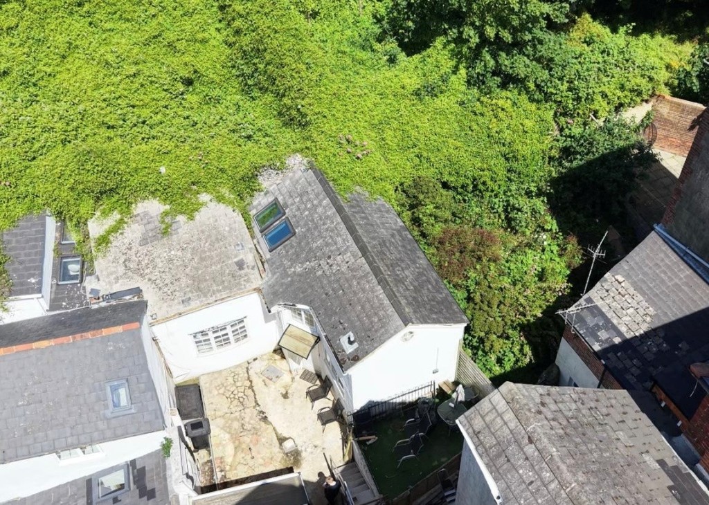Lot: 179 - LEASEHOLD TOWN CENTRE COTTAGE FOR IMPROVEMENT WITH ADDITIONAL FREEHOLD LAND TO THE REAR - Looking Down on the Property